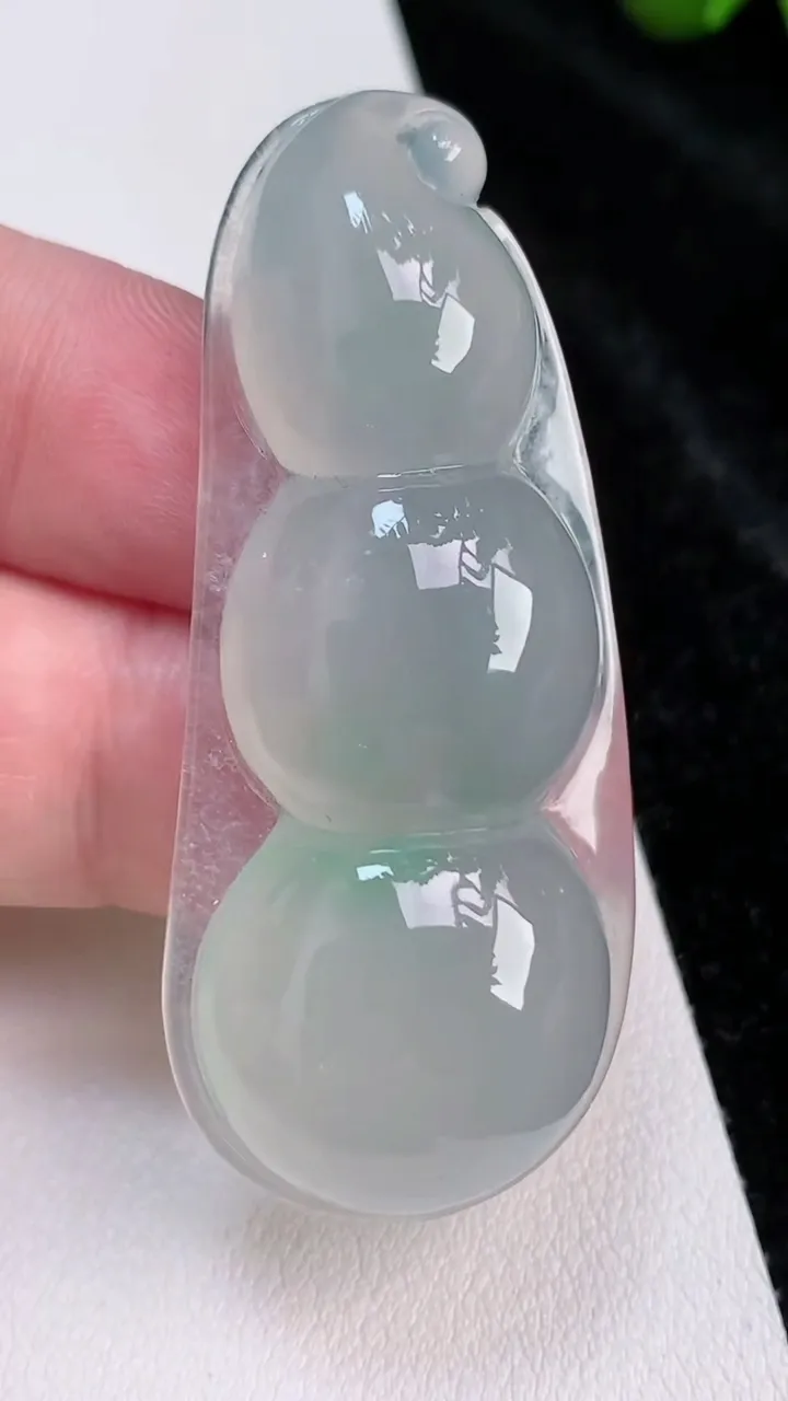 天然A货翡翠福豆吊坠，尺寸55-24.3-10，重量:21.10g
7月3日
