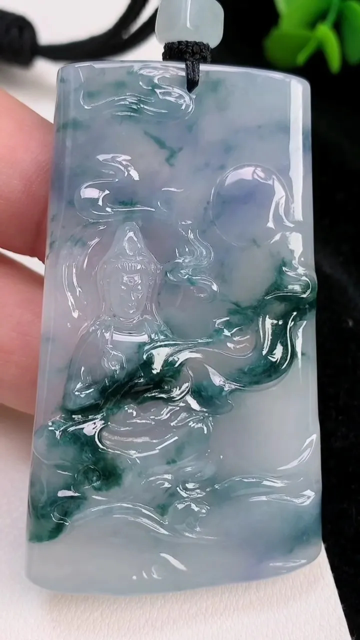 天然A货翡翠紫罗兰飘花观音菩萨吊坠，尺寸65.4-39.3-5，重量:41.28g
7月3日
