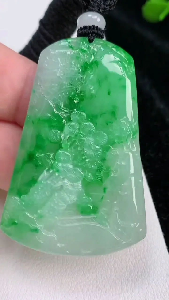 天然A货翡翠山水牌吊坠，尺寸52-35-5.4，重量:25.68g
7月3日