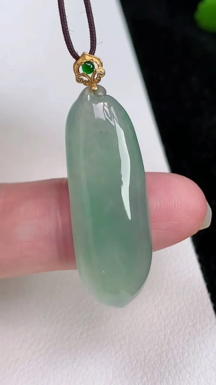 天然A货翡翠福瓜吊坠，尺寸33.2-12-5，重量:4.62g
7月3日