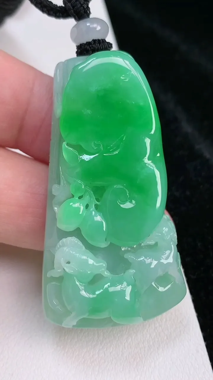 天然A货翡翠生肖羊吊坠，尺寸51.3-28.3-12.3，重量:35.66g
7月3日