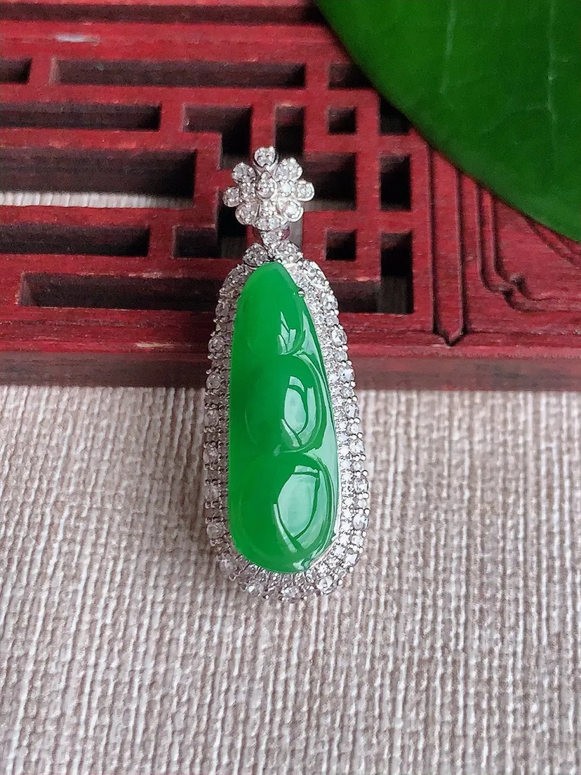 天然A货翡翠18K金伴阳绿四季豆福豆平安豆吊坠尺寸33×11.6×10.3裸石21.7×7.2m量4.35g 0701
