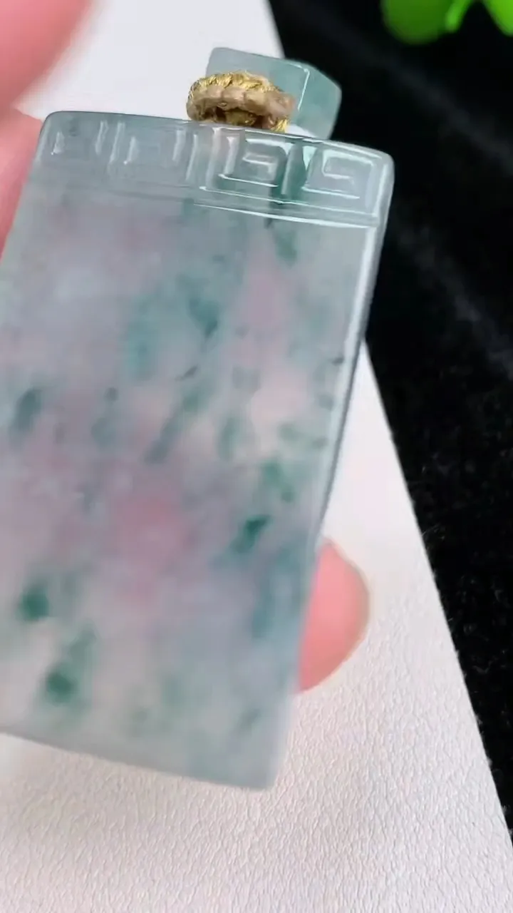 天然A货翡翠种飘花仿古无事牌吊坠，尺寸45.8-29-4.5，重量:22.10g
7月3日