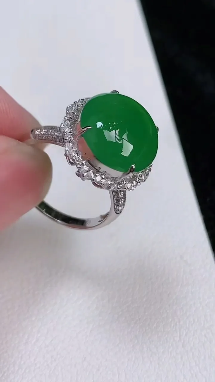 天然A货翡翠蛋面戒指，尺寸17.7-13-12.2，重量:5.12g2025年7月3日
工厂直销收藏佳品,种好水足，色泽均匀，有种有色，上手高大气！