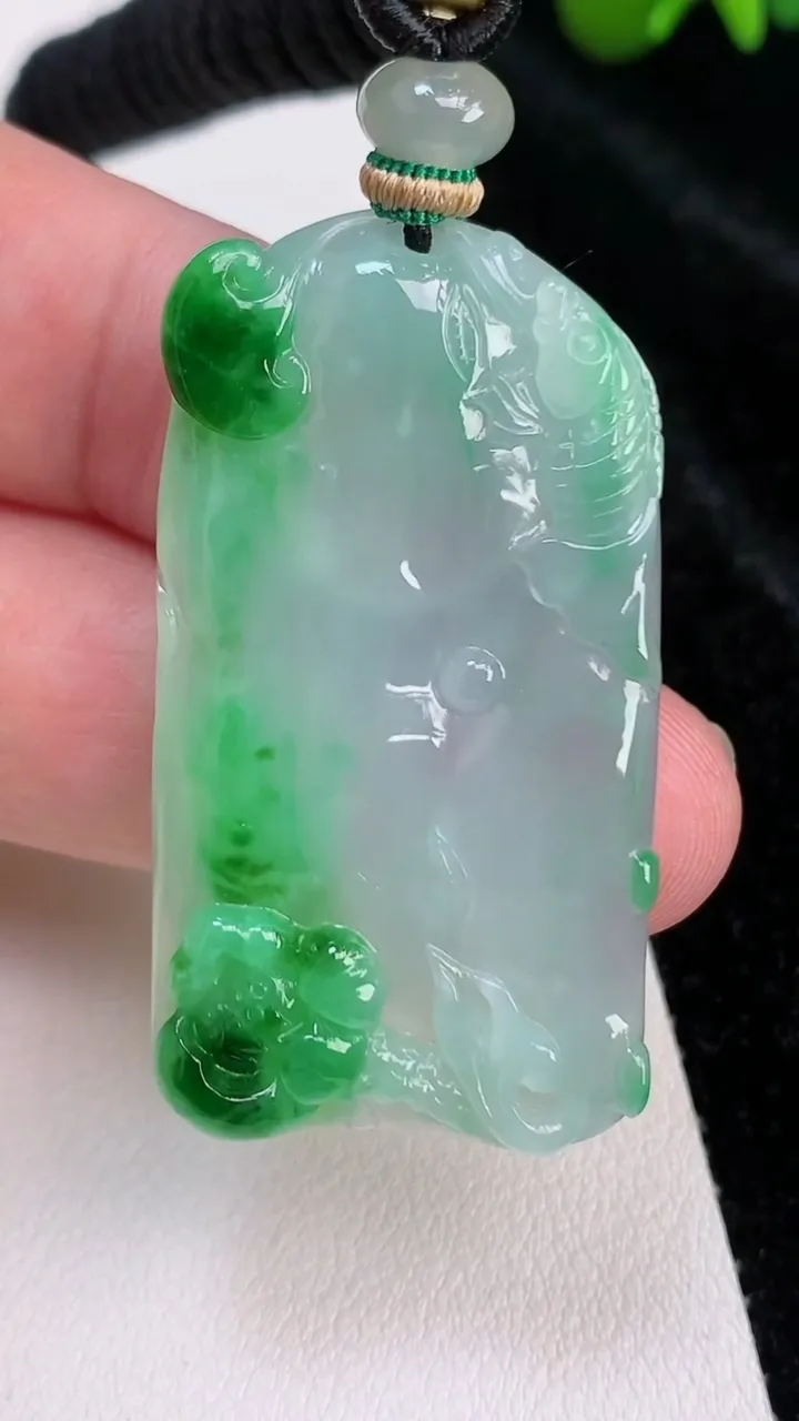 天然A货翡翠年年有余荷叶鱼吊坠，尺寸43.4-24-4.9，重量:18.09g
7月3日