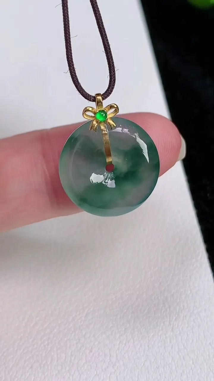 天然A货翡翠18k金飘花平安扣吊坠，尺寸22-3.2，重量:3.55g
7月3日