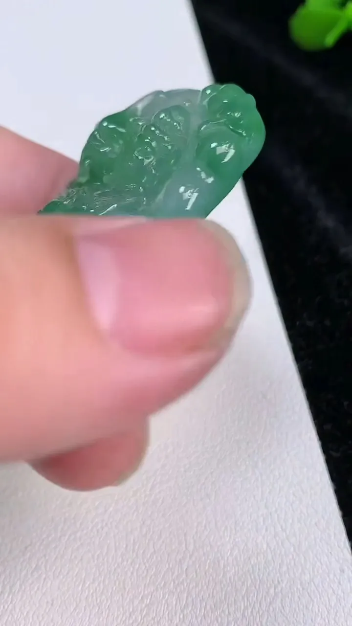 天然A货翡翠祥龙观音菩萨吊坠，尺寸59-28.5-10.3，重量:31.98g
7月3日
