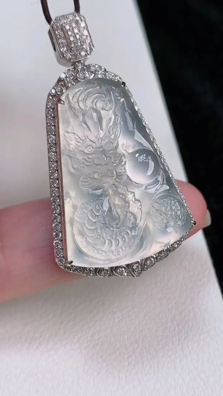 天然A货翡翠种龙牌吊坠，尺寸42-23-9，裸石28-20.6重量:8.70g
7月3日