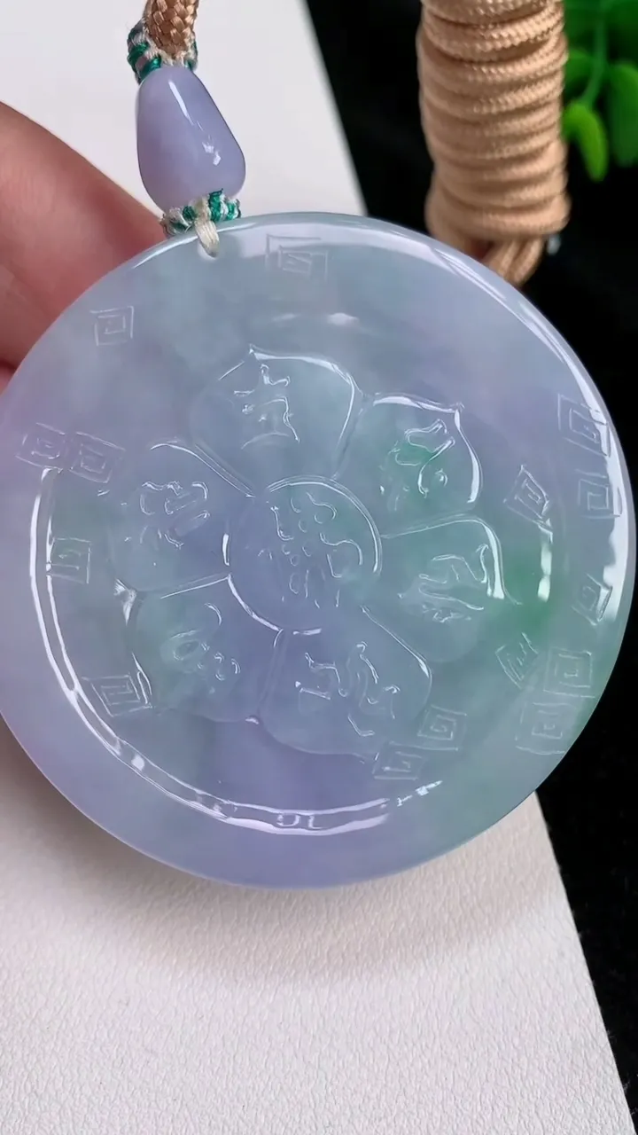 天然A货翡翠春带彩紫罗兰千手观音吊坠，尺寸53.5-11.2，重量:66.32g
7月3日