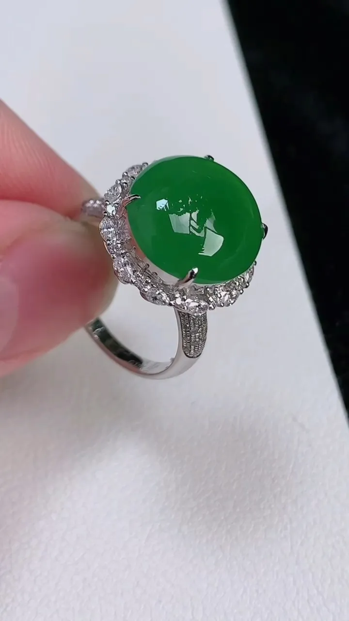 天然A货翡翠蛋面戒指，尺寸17.7-13-12.2，重量:5.12g2025年7月3日
工厂直销收藏