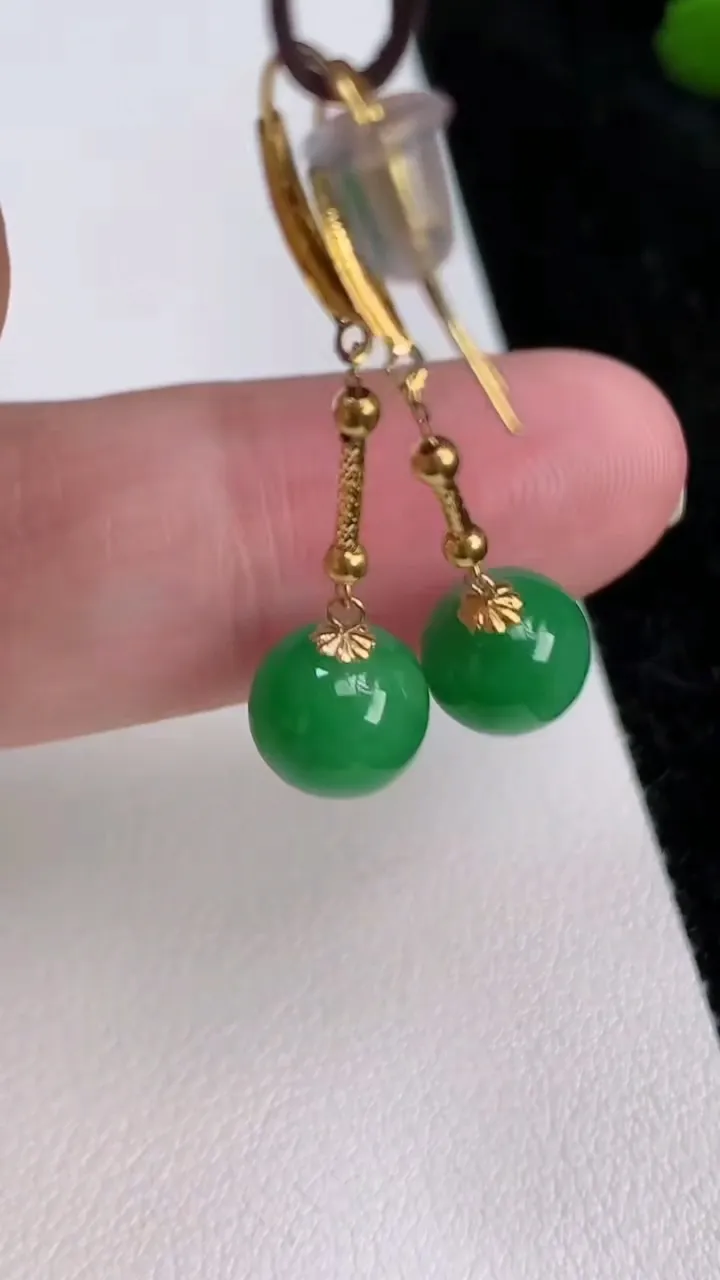 天然A货翡翠圆珠耳坠，尺寸7.8，重量:2.09g7月3日
工厂直销收藏佳品,种好水足，色泽均匀，有种有色，上手高大气！