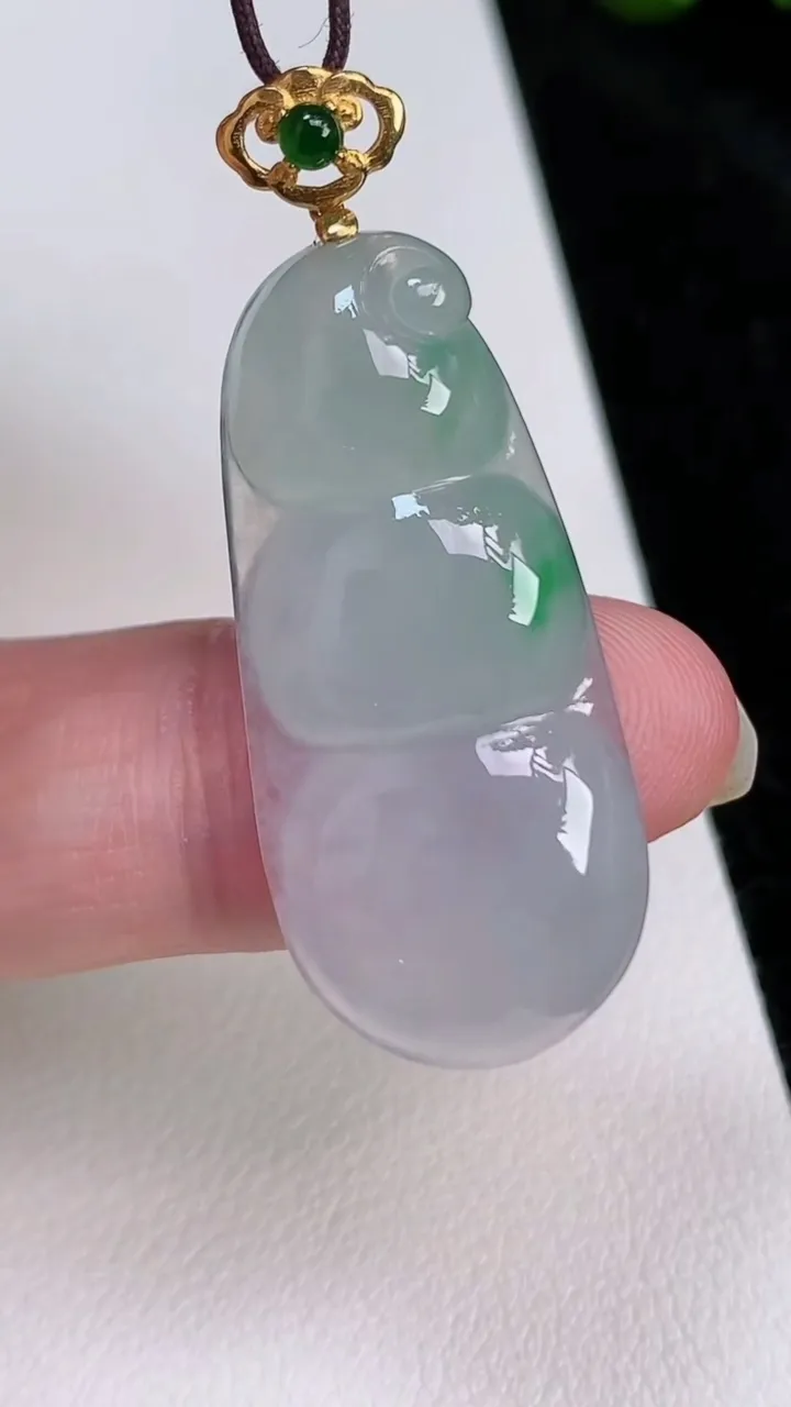 天然A货翡翠福豆吊坠，尺寸34-13.7-5.2，重量:5.84g
7月3日