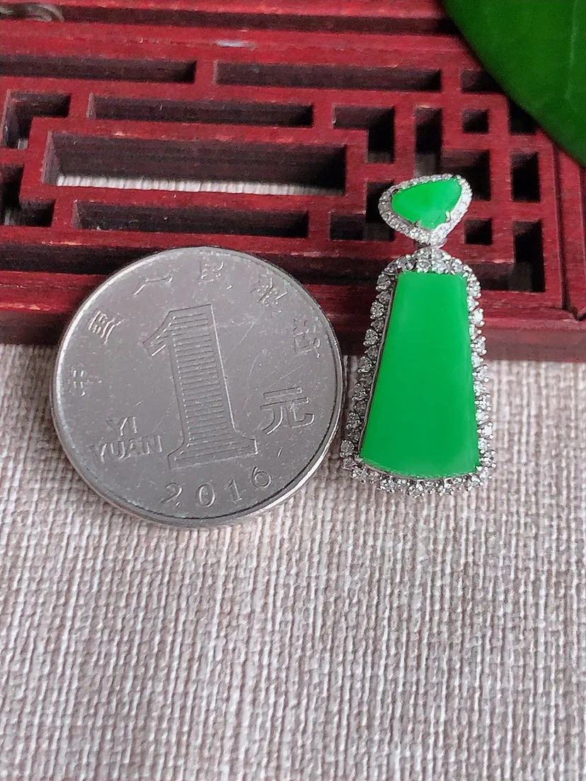 天然A货翡翠18K金伴阳绿无事牌吊坠尺寸26.8×12.5×8裸石16.2×8.8m量3.80g 0701