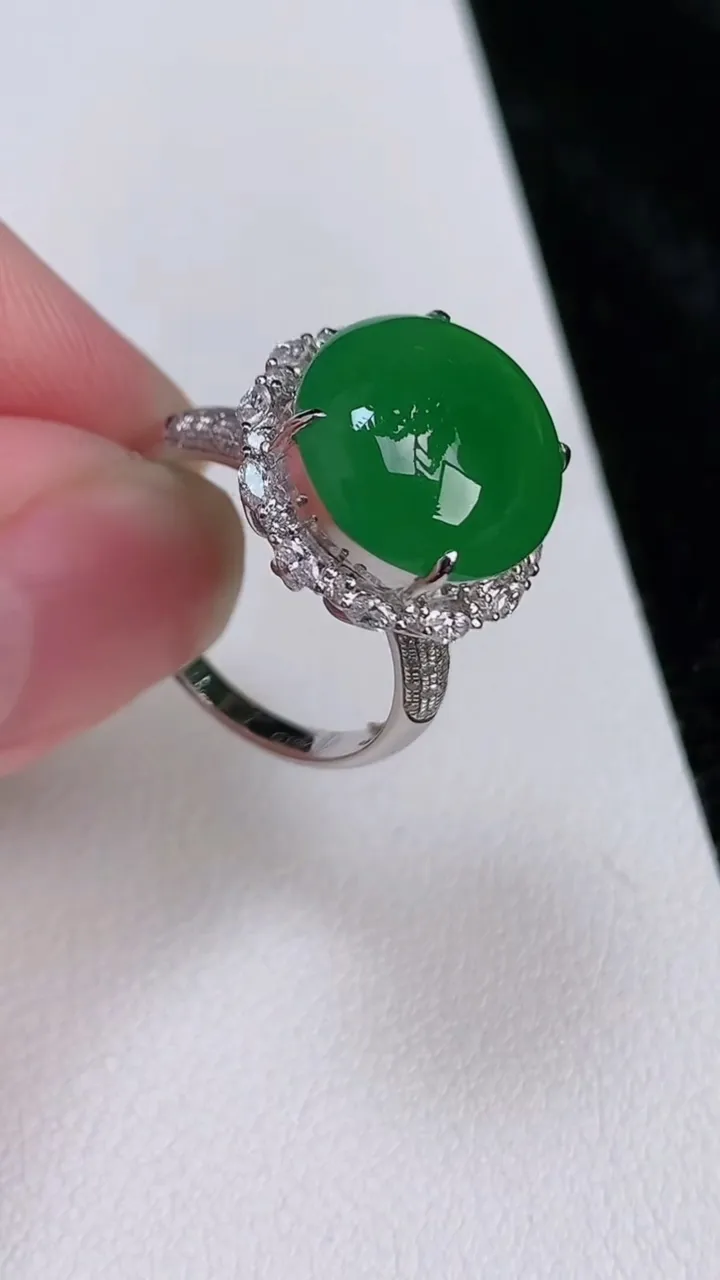 天然A货翡翠蛋面戒指，尺寸17.7-13-12.2，重量:5.12g2025年7月3日
工厂直销收藏