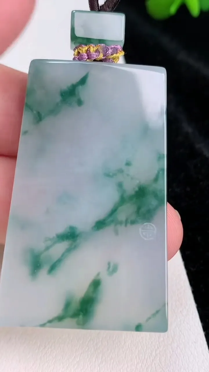 天然A货翡翠种飘花仿古无事牌吊坠，尺寸47.8-30.2-5.5，重量:26.64g
7月3日