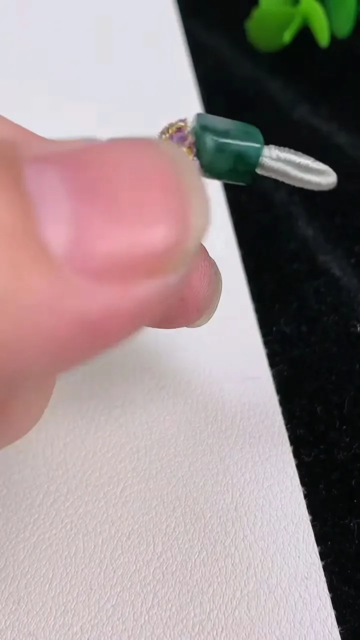 天然A货翡翠种飘花仿古无事牌吊坠，尺寸52-37-4.8，重量:25.37g
7月3日