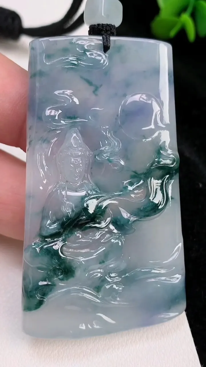 天然A货翡翠紫罗兰飘花观音菩萨吊坠，尺寸65.4-39.3-5，重量:41.28g
7月3日