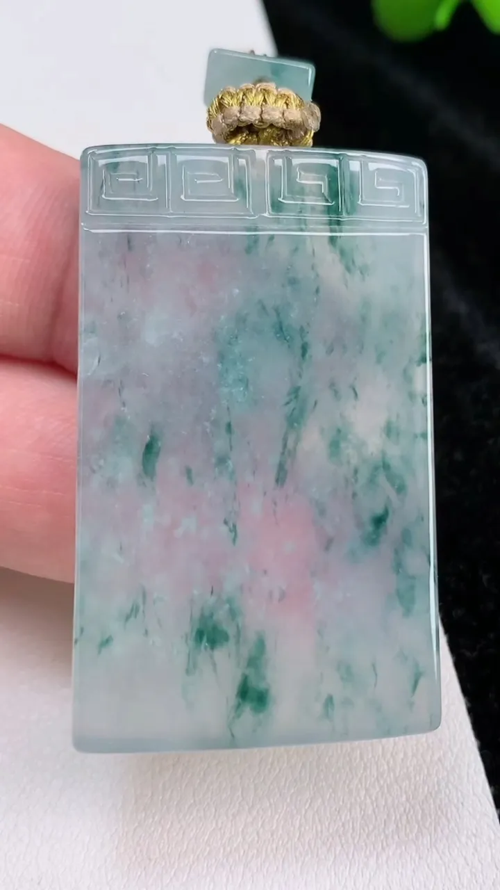 天然A货翡翠种飘花仿古无事牌吊坠，尺寸45.8-29-4.5，重量:22.10g
7月3日
