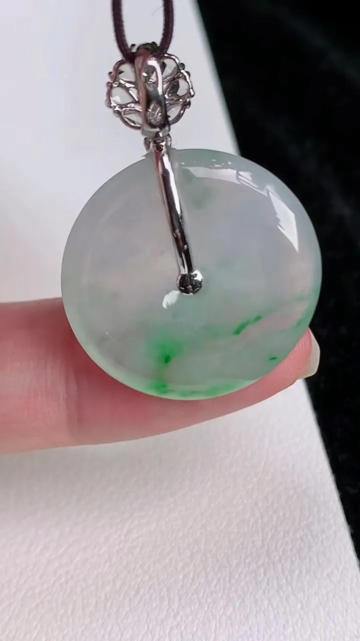 天然A货翡翠平安扣吊坠，尺寸23-4，重量:5.36g
7月3日