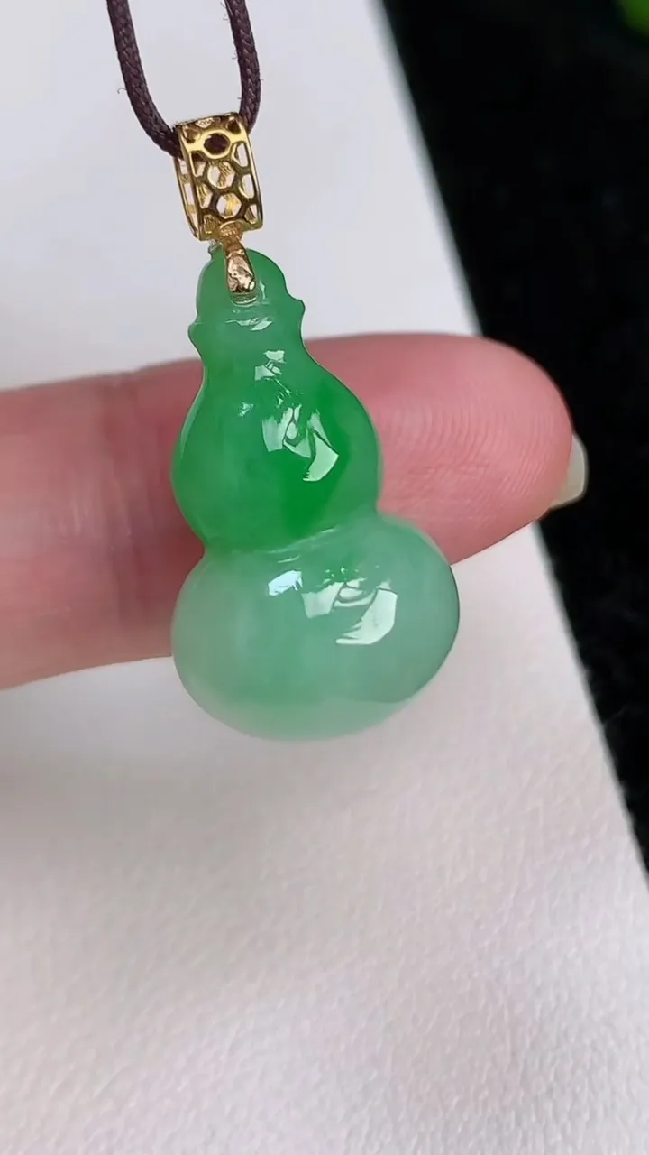 天然A货翡翠葫芦吊坠，尺寸21.8-13.4-11.3，重量:4.49g
7月3日