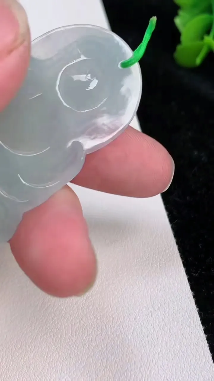 天然A货翡翠观音菩萨吊坠，尺寸54-35.4-4.9，重量:16.95g
7月3日
