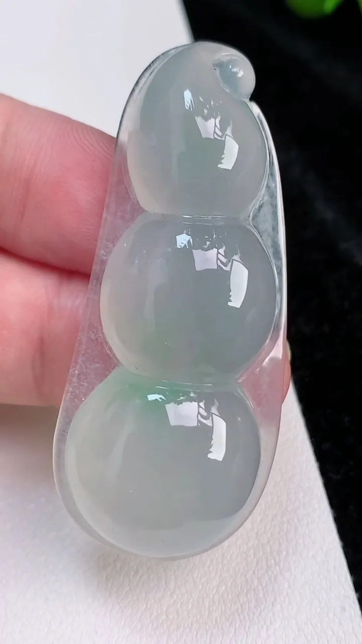 天然A货翡翠福豆吊坠，尺寸55-24.3-10，重量:21.10g
7月3日