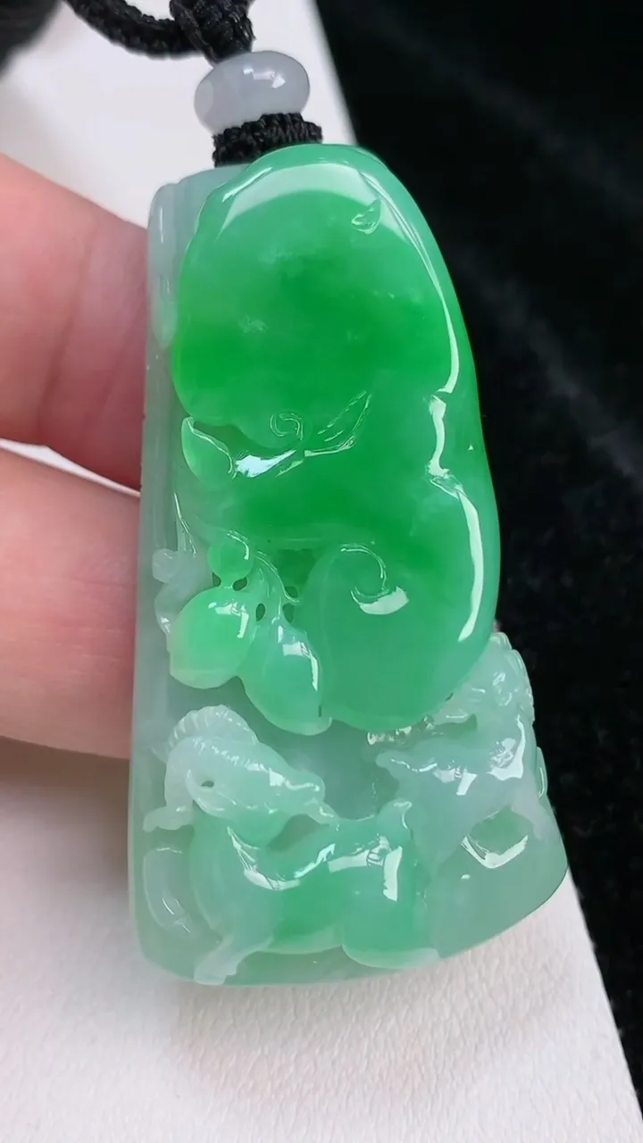 天然A货翡翠生肖羊吊坠，尺寸51.3-28.3-12.3，重量:35.66g
7月3日
