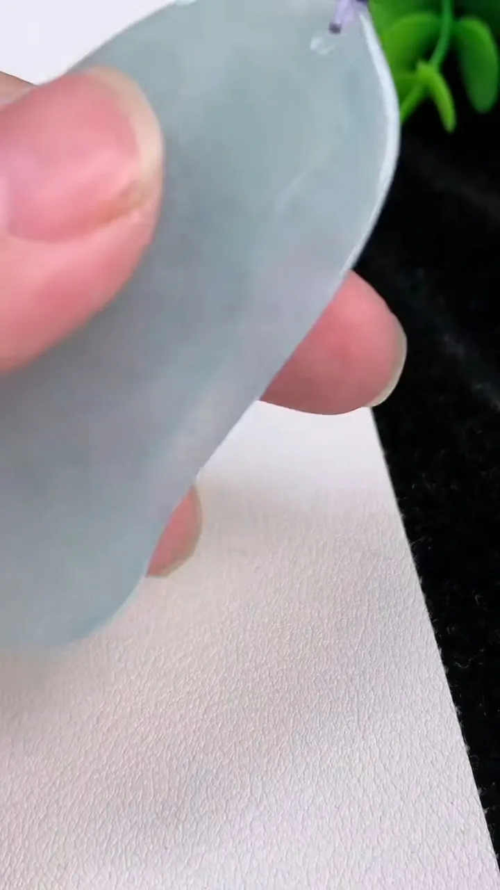 天然A货翡翠大势至观音菩萨吊坠，尺寸60.3-37.8-5，重量:25.76g
7月3日