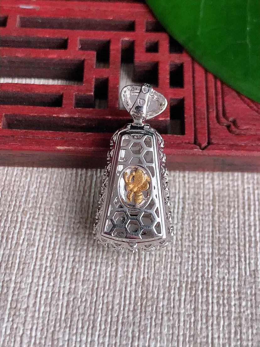 天然A货翡翠18K金伴阳绿无事牌吊坠尺寸26.8×12.5×8裸石16.2×8.8m量3.80g 0