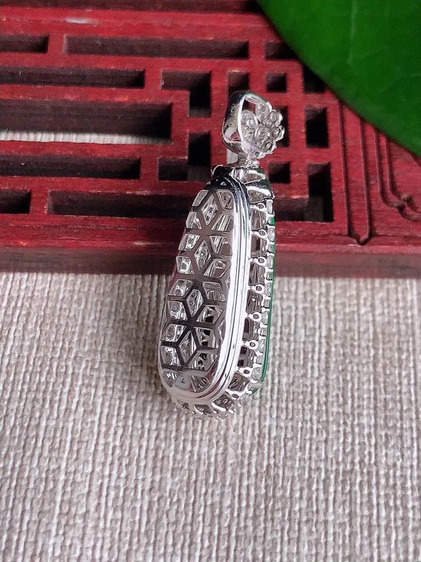 天然A货翡翠18K金伴阳绿四季豆福豆平安豆吊坠尺寸33×11.6×10.3裸石21.7×7.2m量4