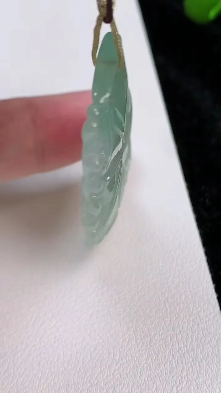 天然A货翡翠节节高升 竹节吊坠，尺寸40.2-24.5-4.3，重量:10.09g
7月3日