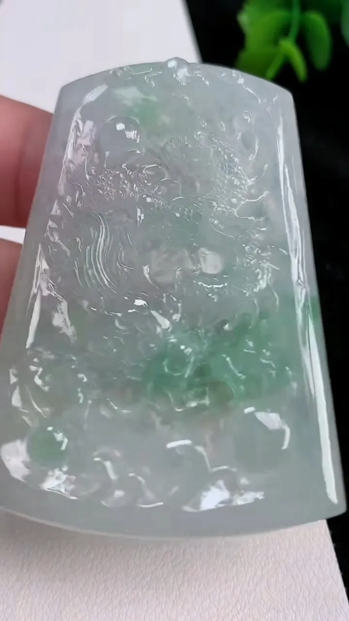 天然A货翡翠龙牌吊坠，尺寸60-43.8-5，重量:33.42g
7月3日