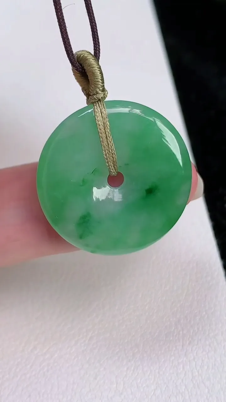天然A货翡翠平安扣吊坠，尺寸22.6-3.2，重量:3.86g
7月3日