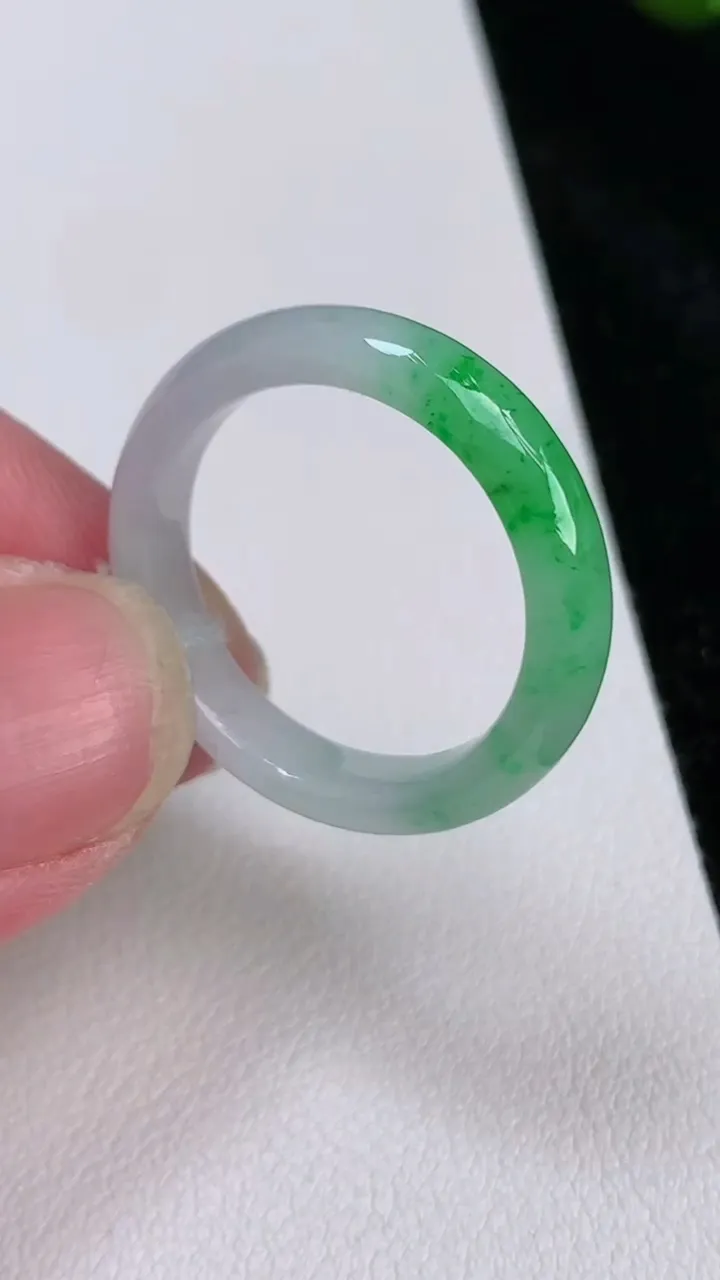 天然A货翡翠戒指指环，尺寸20.2-4.7-3，重量:3.61g2025年7月3日
工厂直销收藏佳品