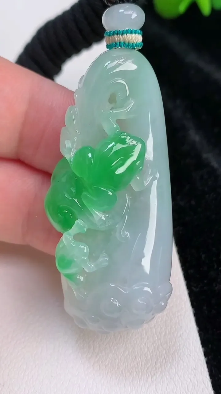 天然A货翡翠呱呱来财 莲蓬吊坠，尺寸50.8-23-11.2，重量:28.98g
7月3日
