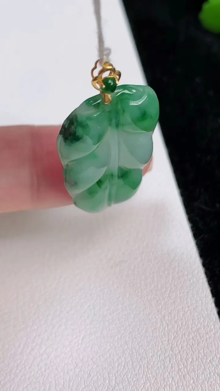 天然A货翡翠金枝玉叶 叶子吊坠，尺寸29.3-17.7-3，重量:3.45g
7月3日