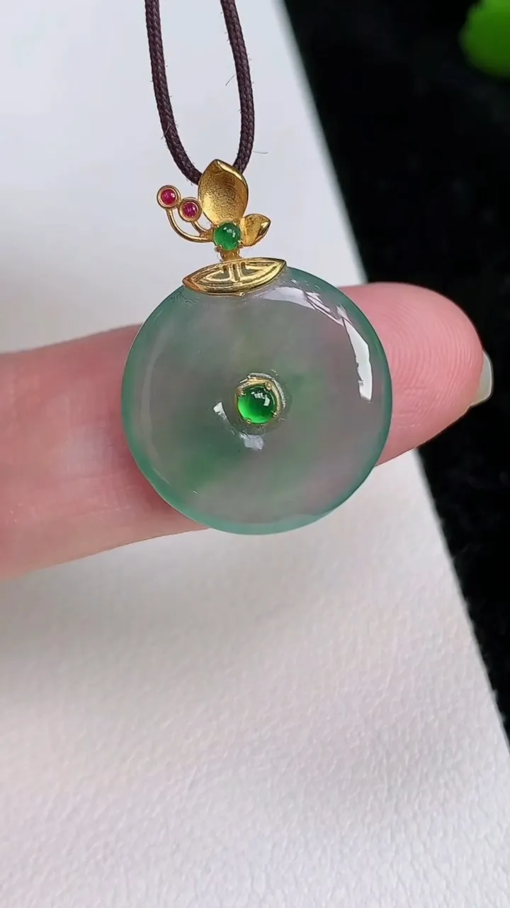天然A货翡翠平安扣吊坠，尺寸17.5-3，重量:2.36g
7月3日