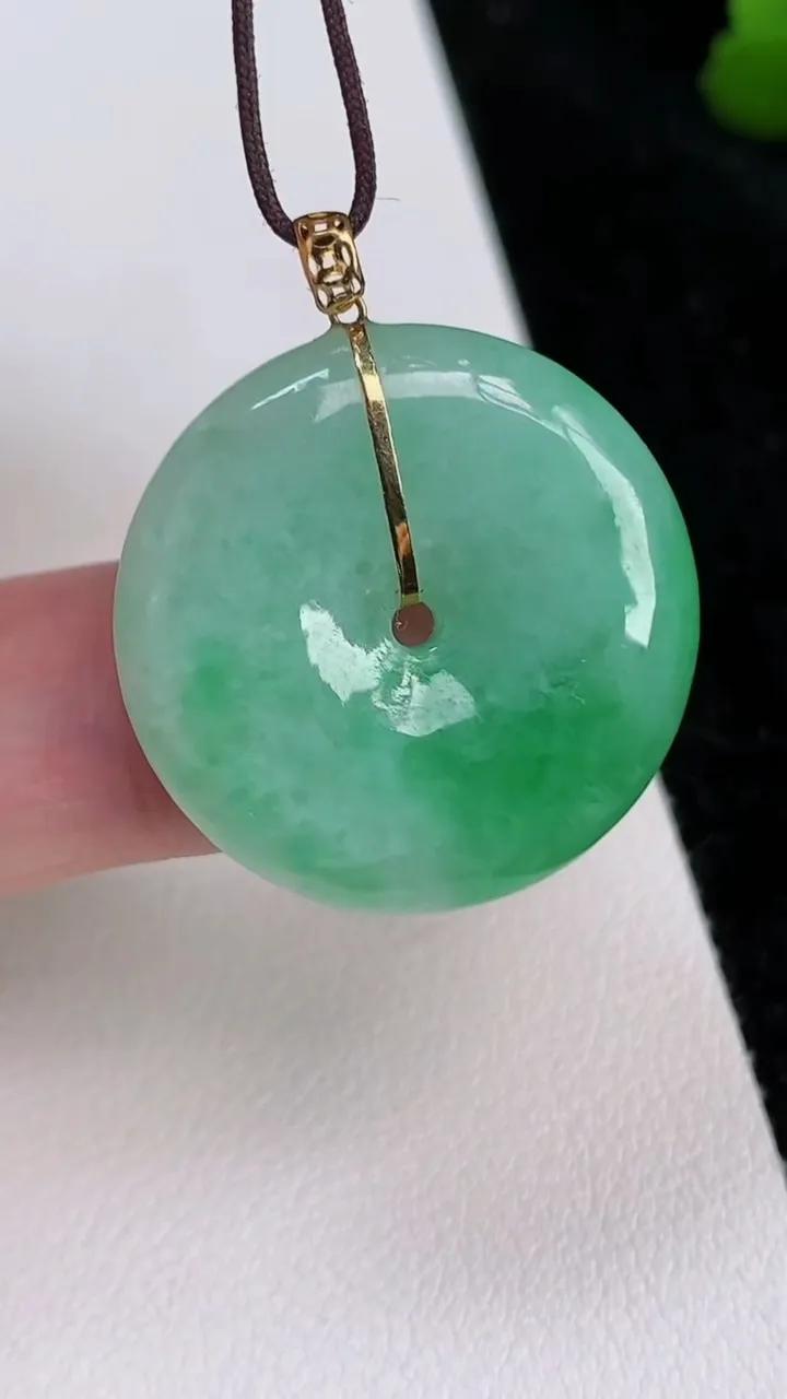 天然A货翡翠平安扣吊坠，尺寸25.7-5.2，重量:7.64g
7月3日