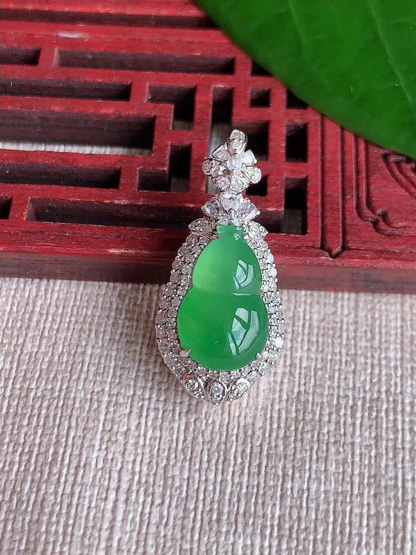 天然A货翡翠18K金伴满绿葫芦吊坠尺寸28×13×10.8裸石14.6×8.8m量4.68g 0702