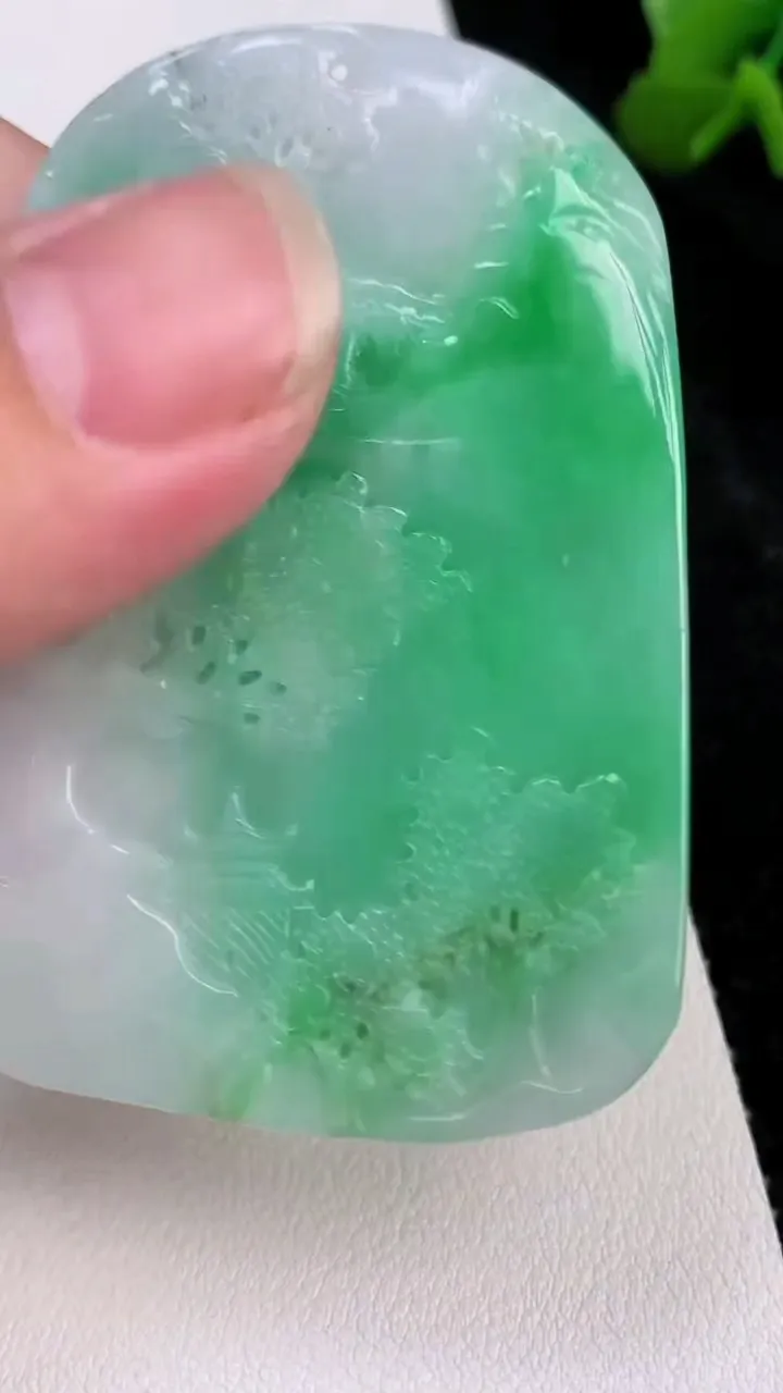 天然A货翡翠山水牌吊坠，尺寸58.4-41.4-5，重量:30.65g
7月3日