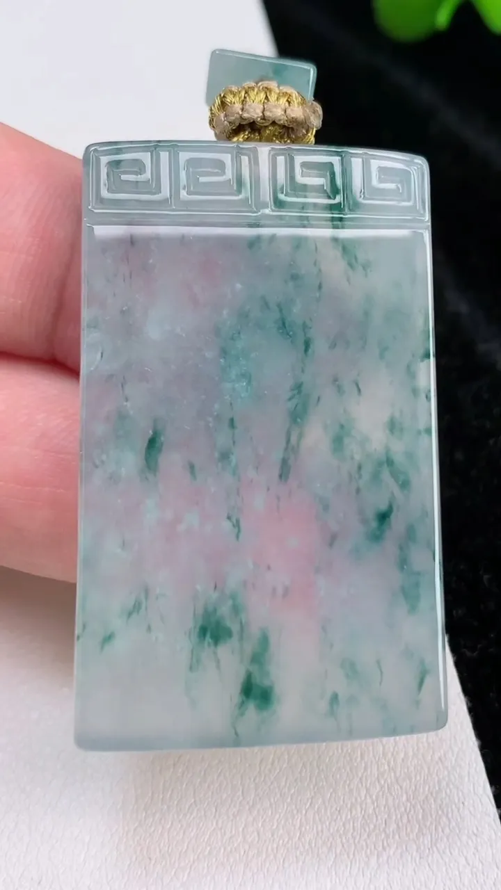 天然A货翡翠种飘花仿古无事牌吊坠，尺寸45.8-29-4.5，重量:22.10g
7月3日