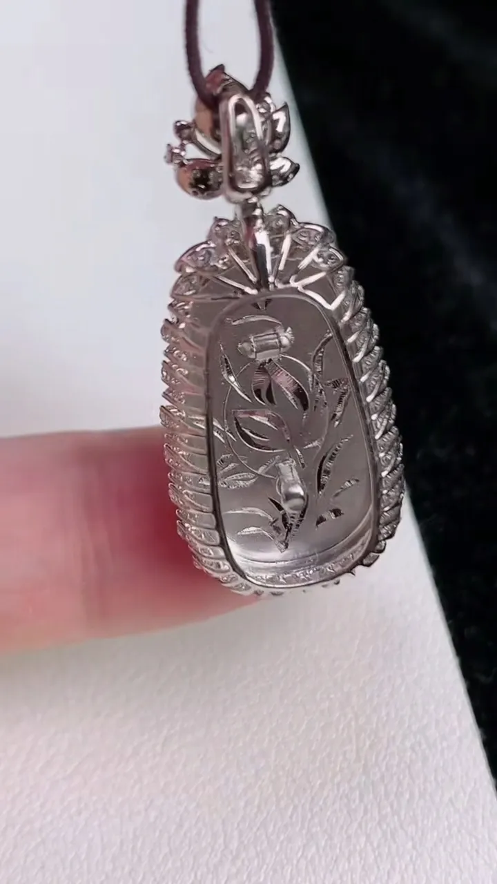 天然A货翡翠如意吊坠，尺寸35.3-15.6-6.7，裸石23-13重量:4.37g
7月3日