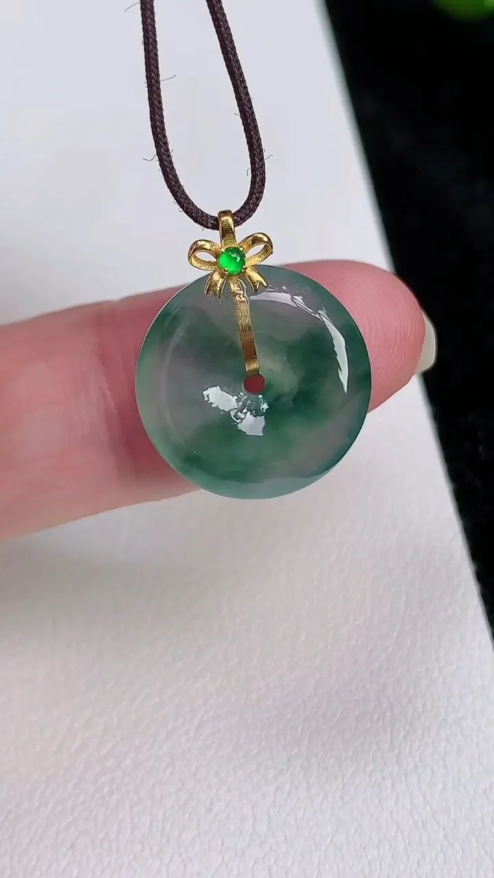 天然A货翡翠18k金飘花平安扣吊坠，尺寸22-3.2，重量:3.55g
7月3日