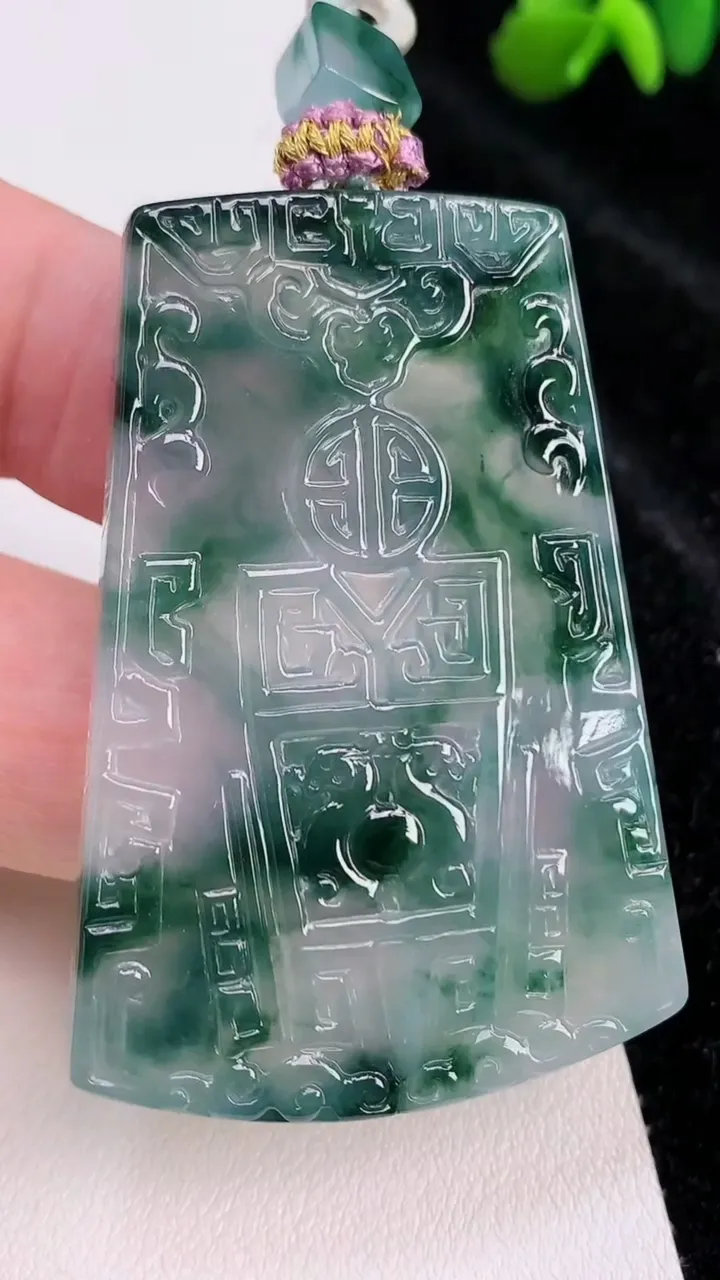 天然A货翡翠种飘花仿古无事牌吊坠，尺寸52-37-4.8，重量:25.37g
7月3日