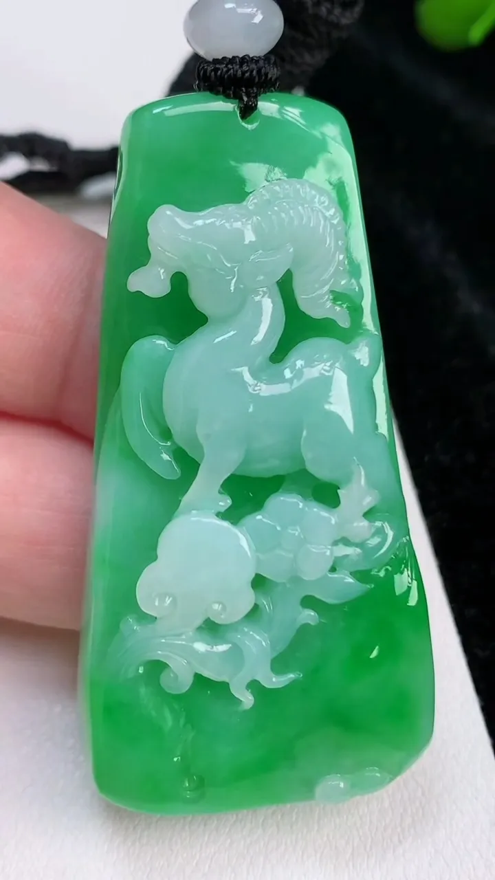 天然A货翡翠生肖羊吊坠，尺寸56.6-29.5-10.7，重量:42.66g
7月3日