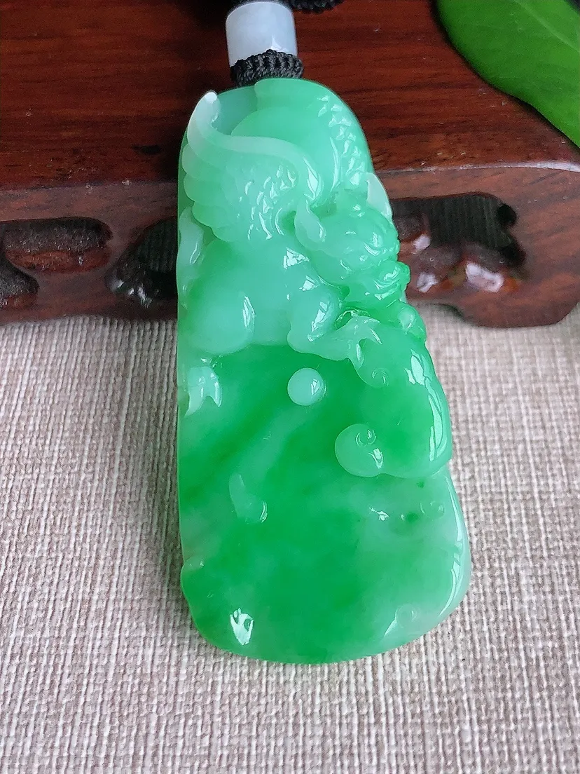 天然A货翡翠满绿麒麟吊坠尺寸58×27×10.8m量32.54g 0702