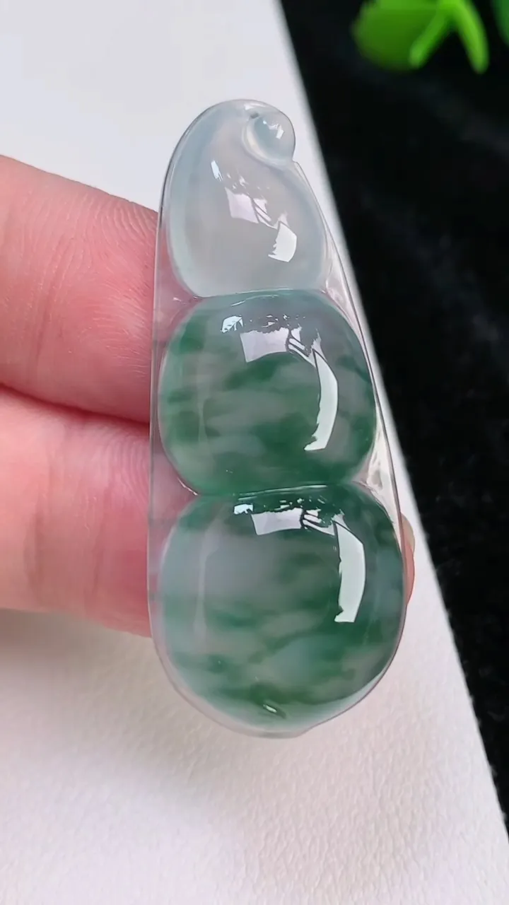 天然A货翡翠种飘花福豆吊坠，尺寸45.2-18.8-5.4，重量:8.18g
7月3日