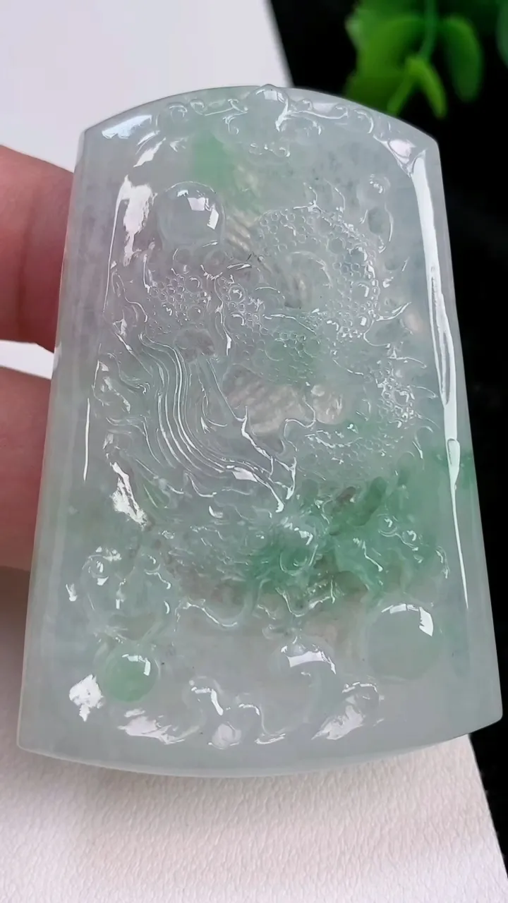 天然A货翡翠龙牌吊坠，尺寸60-43.8-5，重量:33.42g
7月3日