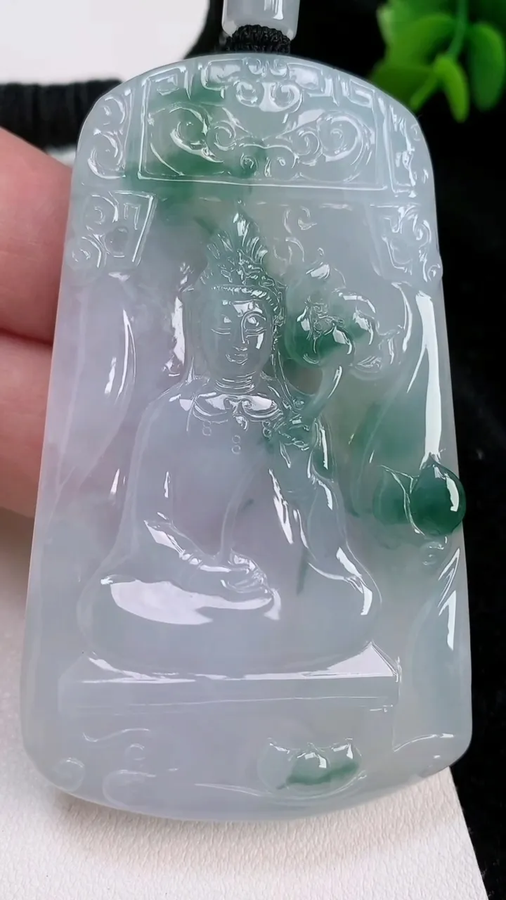 天然A货翡翠种飘花大势至观音菩萨吊坠，尺寸71-43.4-5，重量:45.95g
7月3日