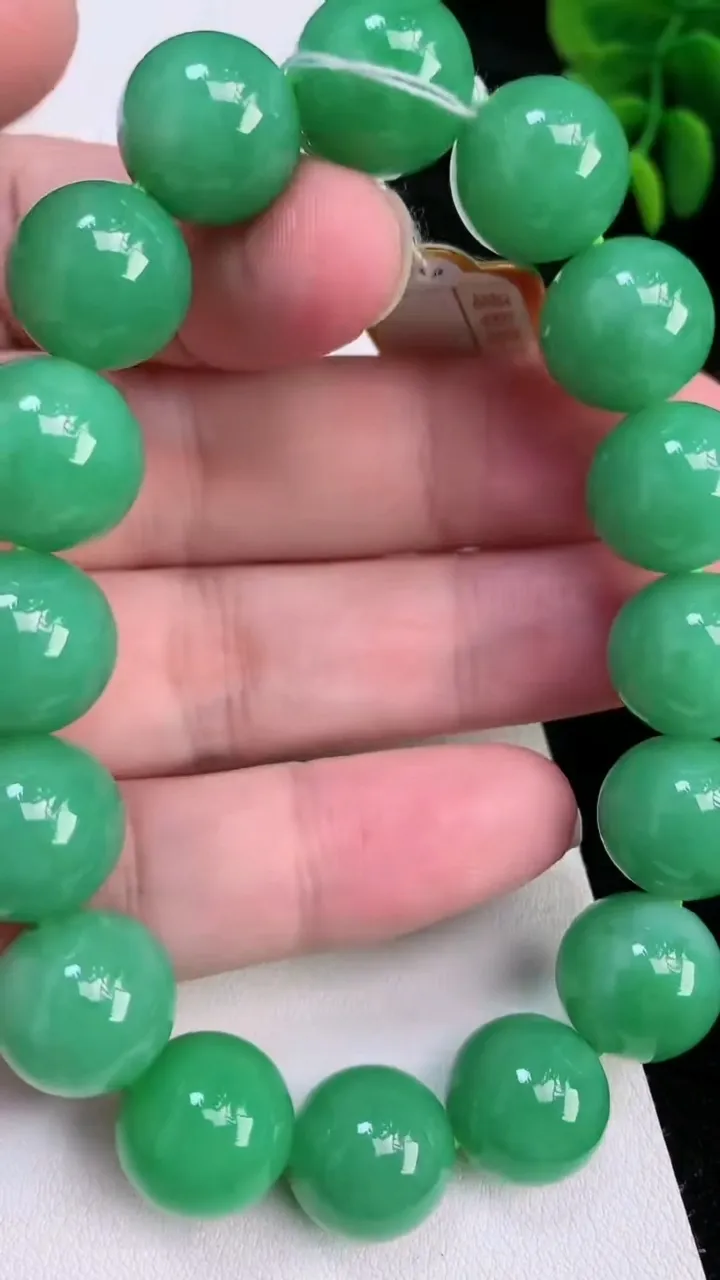 天然A货翡翠圆珠手串，尺寸12.7-16颗，重量:60.60g7月3日
工厂直销收藏佳品,种好水足，色泽均匀，有种有色，上手高大气！
